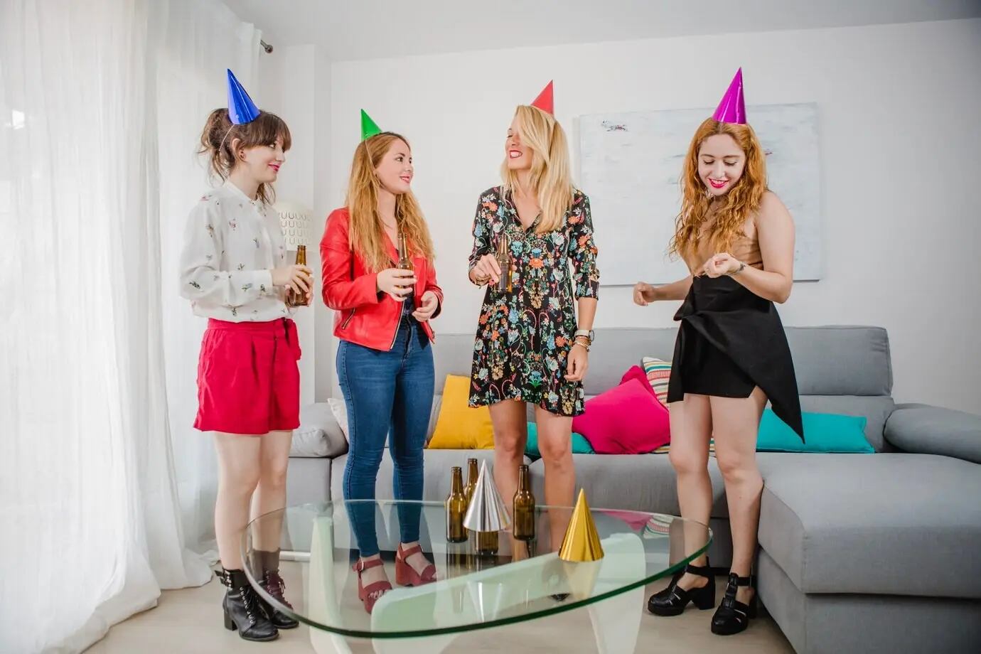 Женщины с пивом и бумажными шляпами